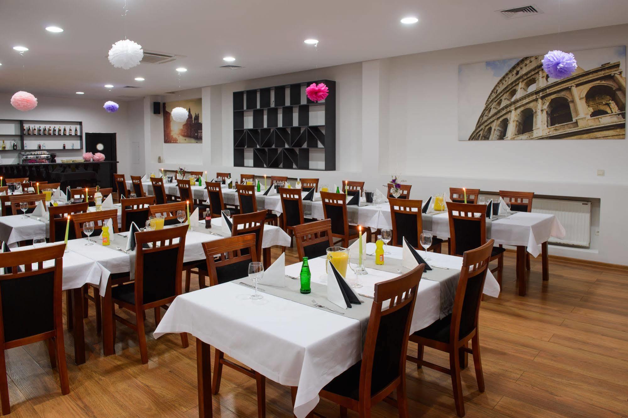 Aparthotel Travel Krasków Εξωτερικό φωτογραφία